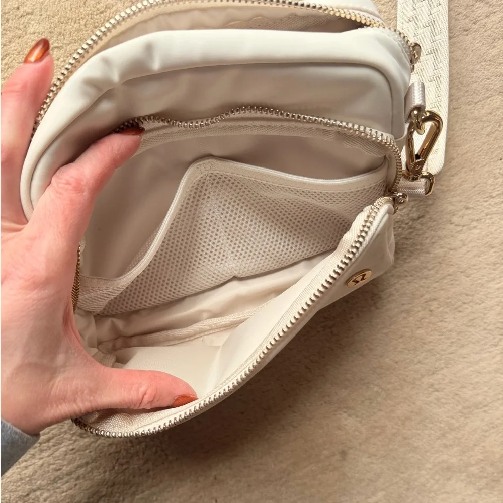 lululemon athletica Cream White Crossbody Bag with Patterned Strap - Picture 6 of 6